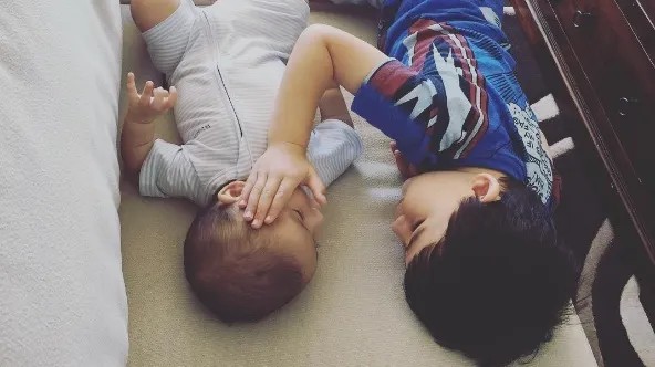 A postat pe internet o fotografie cu cei doi copii ai ei. Drama acestei familii te va face să plângi
