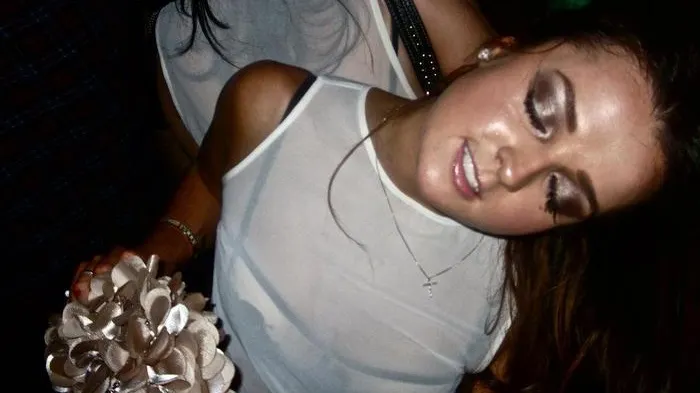 Şi-a pierdut poşeta în club. Un străin i-a înapoiat-o, dar i-a pus ceva în geantă