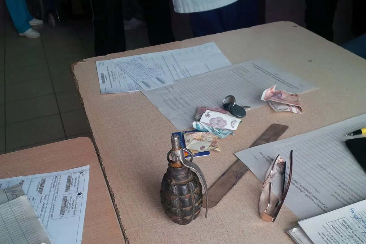 Medicii au găsit o grenadă de luptă în buzunarul unui pacient beat. Ce se întâmplase, de fapt 