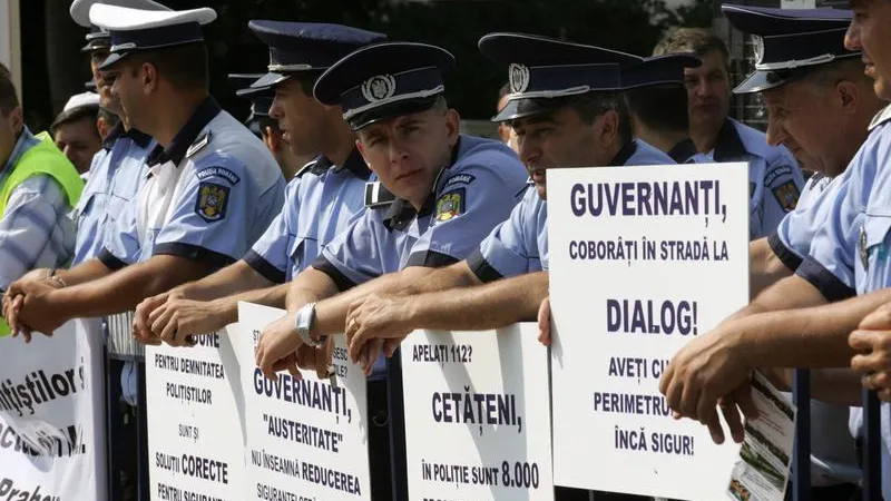 Poliţiştii au protestat în faţa MAI şi la Guvern, pentru salarii mai mari. Negocierile se reiau LUNI