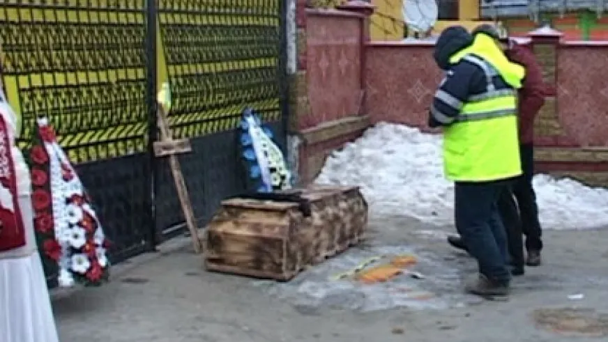 Au găsit în fața casei un sicriu, coroane și lumânări. E șocant ce scria pe cruce. "Sunt vrăji"