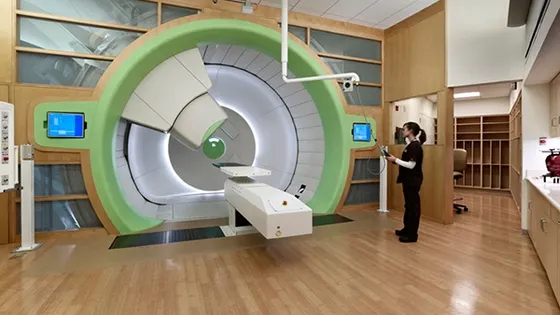 Terapia cu protoni - tratamentul revoluționar cu rezultate remarcabile în combaterea cancerului