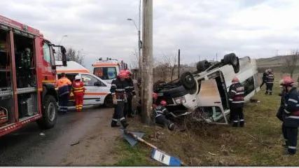 Un microbuz şcolar s-a răsturnat în Hunedoara. 13 elevi au ajuns la spital. Șoferul consumase alcool