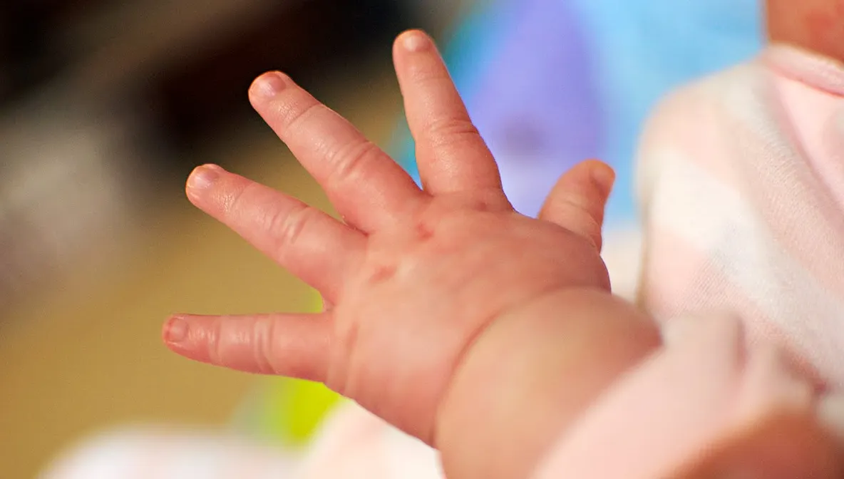 Povestea tragică a copilului român fără identitate care a murit de rujeolă