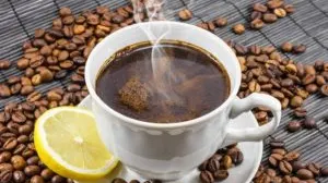 Adaugă în cafea o lingură de zeamă de lămâie. Trucul care te va scăpa de kilogramele în plus