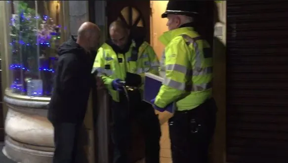 Cum arată apartamentul verificat de polițiști după atacul din Londra. Aici ar fi stat teroristul