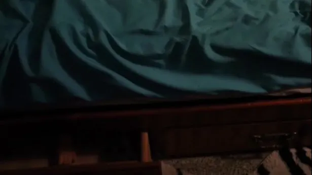 Imagini terifiante. A mers până la toaletă. Când s-a întors în camera ei, șoc. Ce a găsit sub pat
