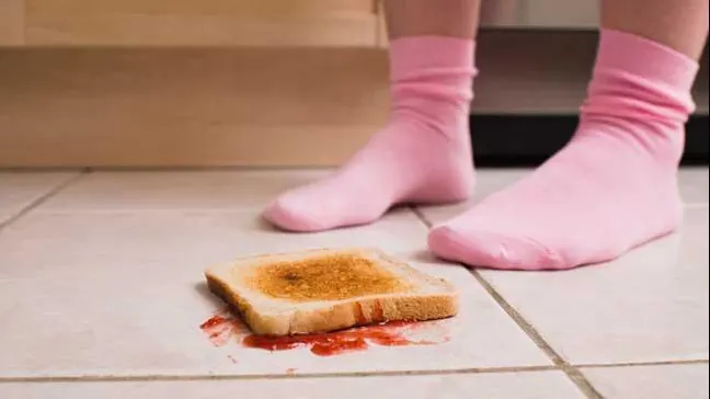 Ce se întâmplă dacă mănânci alimente care au căzut pe jos