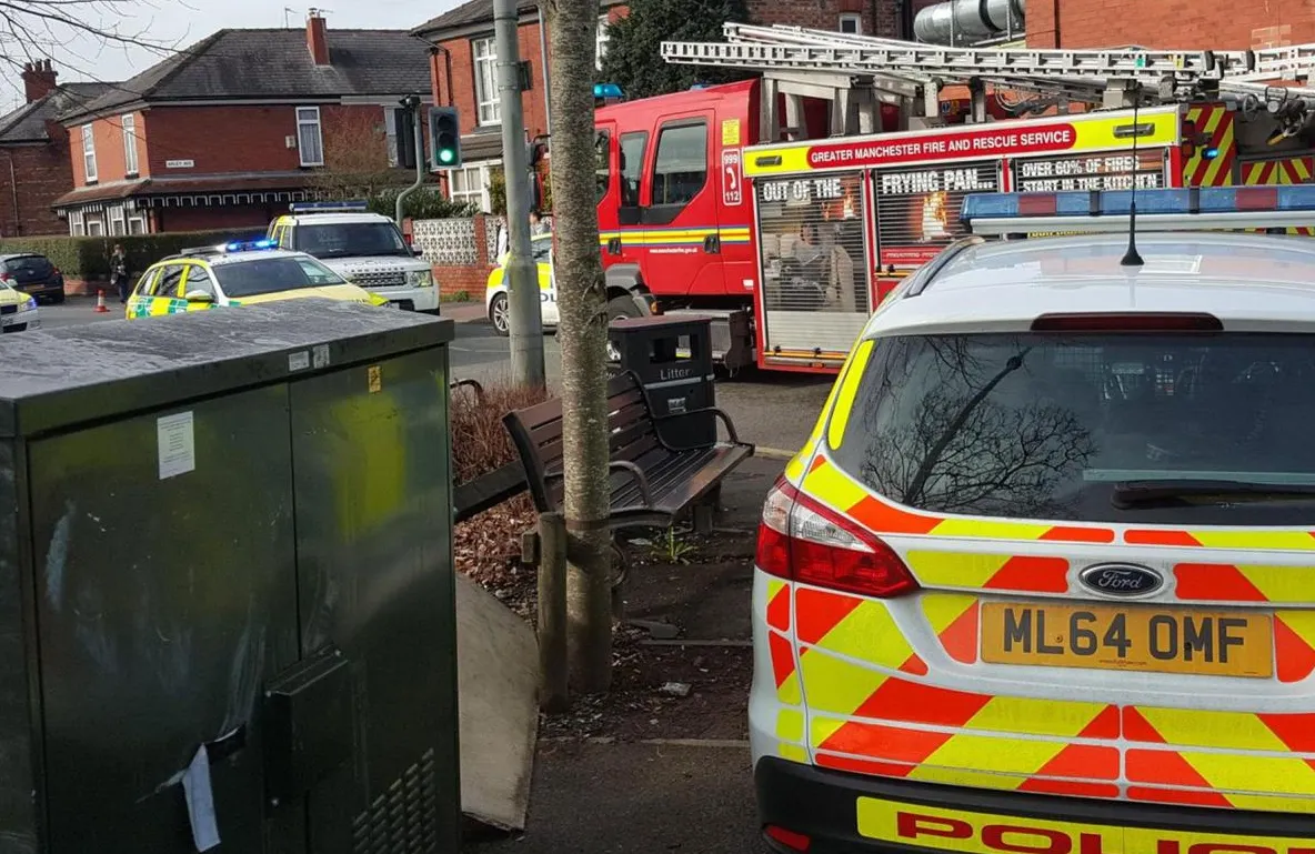 Un șofer a intrat cu mașina în pietoni, în Manchester. Mai multe persoane, rănite