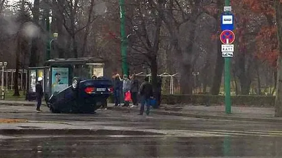 Un BMW cu roţile în sus în centrul oraşului. Ce a păţit şoferul teribilist 