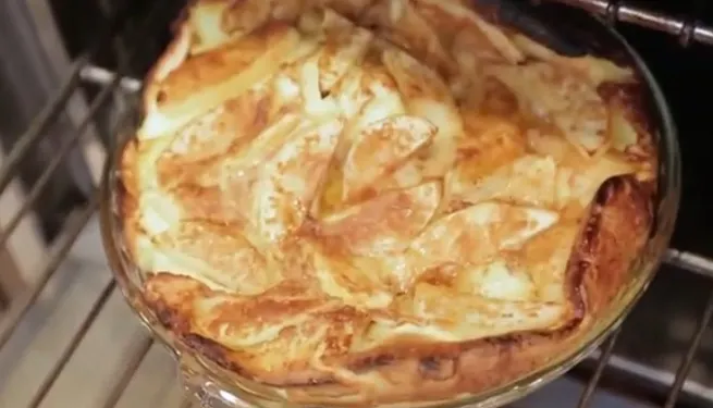 Adaugă ouă bătute peste merele feliate! Rezultatul? Nu ai mâncat un desert mai bun 