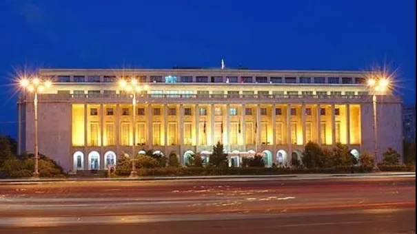 O maşină a intrat în poarta Guvernului, după ce a trecut printre protestatari. UPDATE