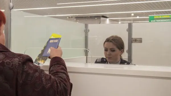 Descoperire neaşteptată în aeroport. Au fost găsite cu paşapoarte greceşti 
