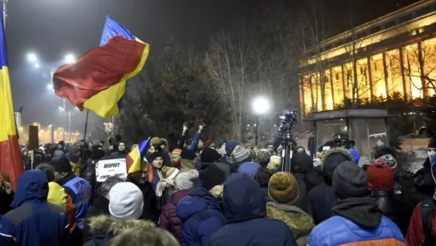 Proteste, duminică, în Piaţa Victoriei. Oamenii au strigat "Jos Tăriceanu, Dragnea şi Grindeanu"