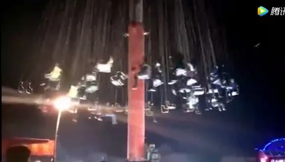 Momentul înfricoşător în care LANŢURILE s-au rupt, într-un parc de distracţii - 9 răniţi