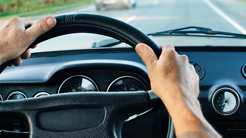 Polițiștii au văzut ceva pe volanul unei mașini în mers. Când au oprit-o, șoc. Ce au găsit în ea