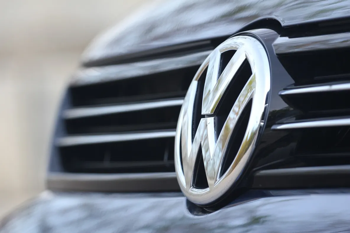 În sfârşit, fără camuflaj. Imaginea aşteptată de toţi pasionaţii auto. Cum arată noul VW Touareg