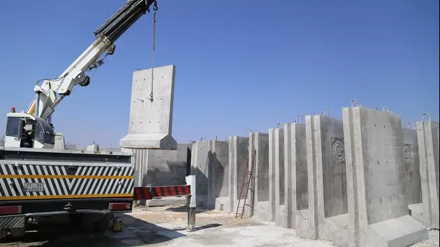 Turcia a ridicat mai mult de jumătate din zidul de la granița cu Siria