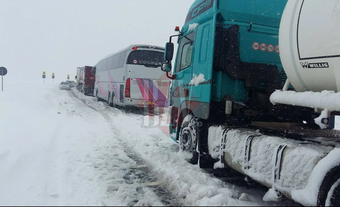 Imagini din INFERNUL ALB. Zeci de mașini blocate pe ruta Huși - Albița(VIDEO)