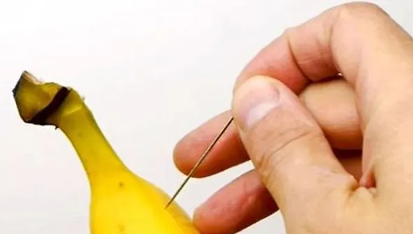 A înţepat o banană cu un ac. Ce s-a întâmplat când a desfăcut fructul