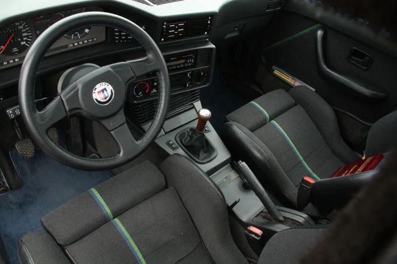 Cum arată cel mai RAR BMW din lume. Tocmai a fost scos la vânzare. Fabricat în 1984, costă 64.000$