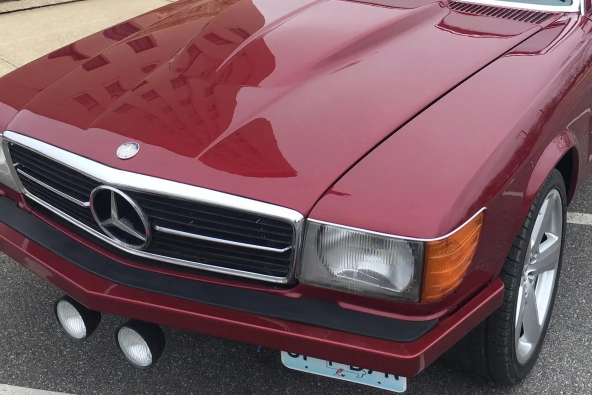 A durat 30 luni ca să modifice acest Mercedes 450SL vintage.Din faţă pare banal, dar în spate e UNIC