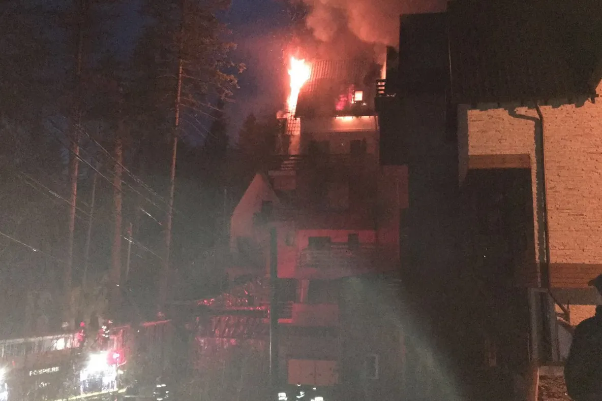 Incendiu puternic la un hotel din Sinaia. 50 de persoane evacuate