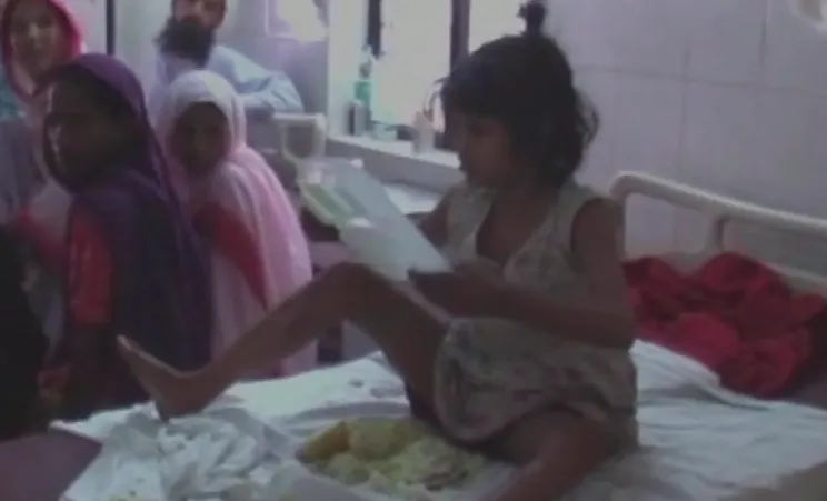 Fetița Mowgli de 8 ani, găsită în India: merge în patru labe și trăiește cu maimuțele