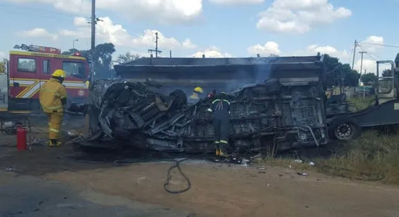 Cel puţin 20 de ELEVI au murit, după ce microbuzul şcolar a intrat într-un camion şi a explodat
