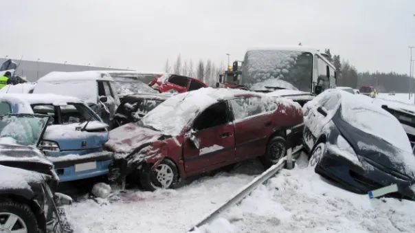 ACCIDENT în lanț, produs din cauza viscolului: 40 de autoturisme implicate, 24 de victime
