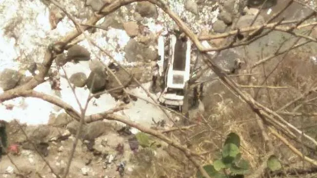 Tragedie în India! Peste 44 de oameni au murit, după ce un autobuz a căzut într-o râpă