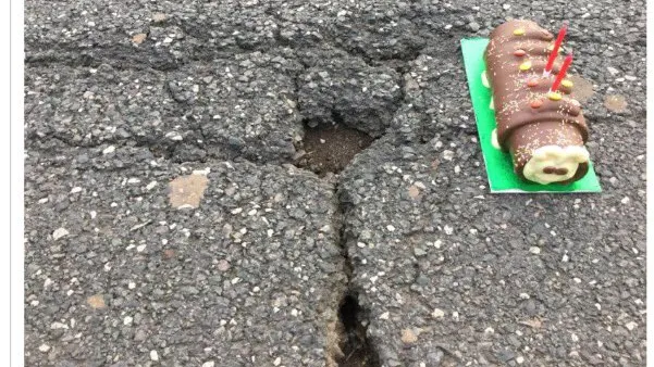 Aniversare neobişnuită! Locuitorii unui orăşel au sărbătorit o groapă. "Este de doi ani aici!"