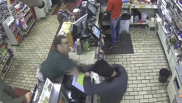 Atac violent într-un supermarket! Mai mulţi angajaţi au fost răniţi de un client nemulţumit