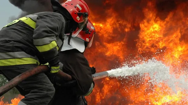 Incendiu într-un bloc din Constanţa: Patruzeci de persoane au fost evacuate