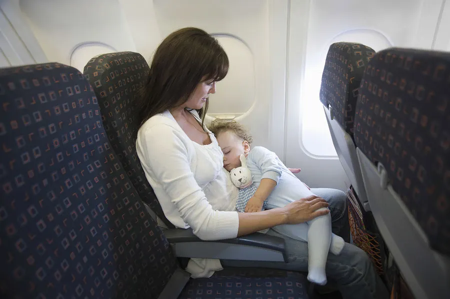 A urcat cu 4 copii în avion. În braţe, avea 2 bebeluşi. I-au zis să coboare, dar... ŞOC cum a zburat