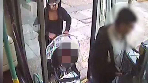 S-a prefăcut că i-a murit bebelușul în autobuz. Ce a urmat e șocant. Îți dau lacrimile 