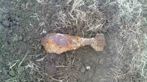 Bombă de aruncător, găsită pe un câmp din Vaslui de un bărbat care ara
