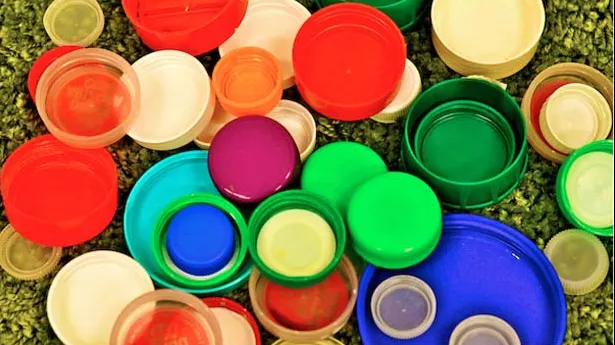 Tot mai multe persoane adună capacele sticlelor de plastic. Motivul? Genial