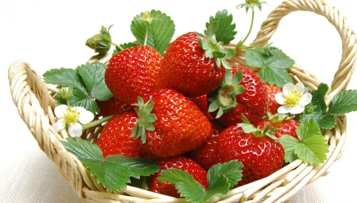 Arunci codiţele de la căpşuni? Să nu mai faci asta niciodată! Iată motivul