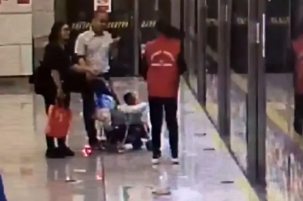 Coșmarul tuturor părinților. Ce au pățit o mamă și bebelușul ei la metrou. Totul a fost filmat 