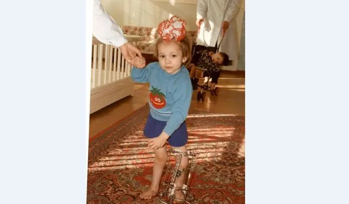 La 9 ani, mama a decis să-i amputeze picioarele. După 15 ani, ceva cutremurător se întâmplă
