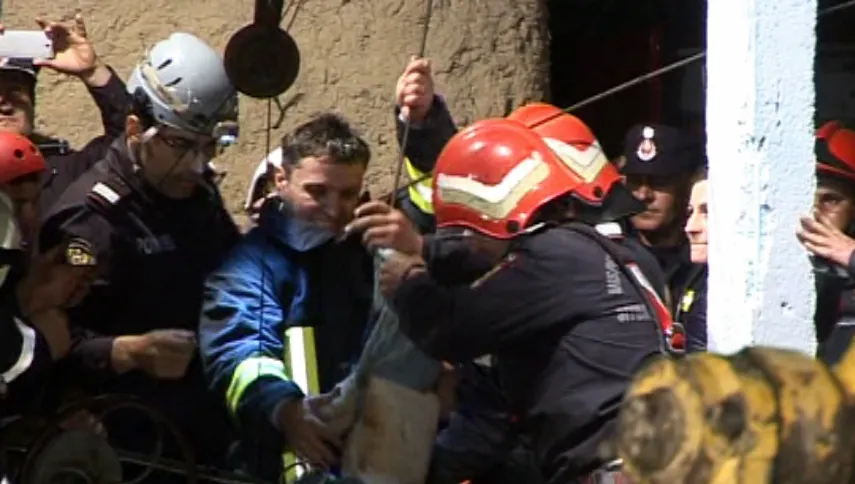 Fotografie impresionantă. Momentul în care copilul de doi ani e scos din fântână