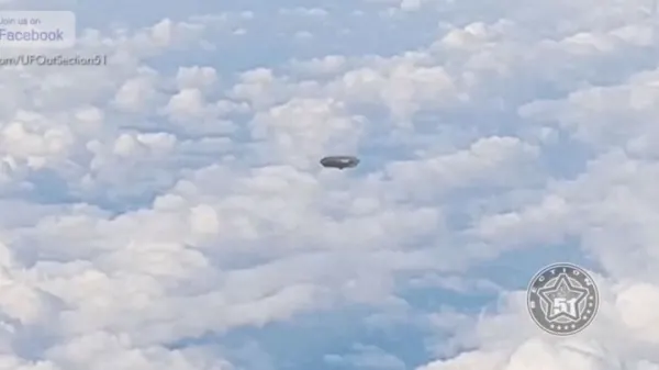 Pasagerii avionului, ŞOCAŢI. Au filmat un OZN deasupra Spaniei?