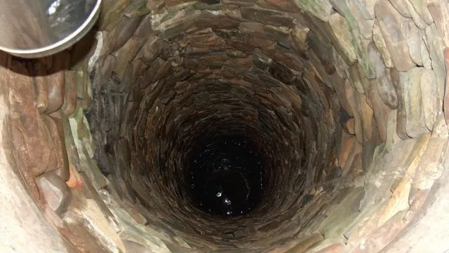 Mama s-a încuiat cu cele două fiice într-o fântână. Când au ieşit, au fost şocate de ce au văzut