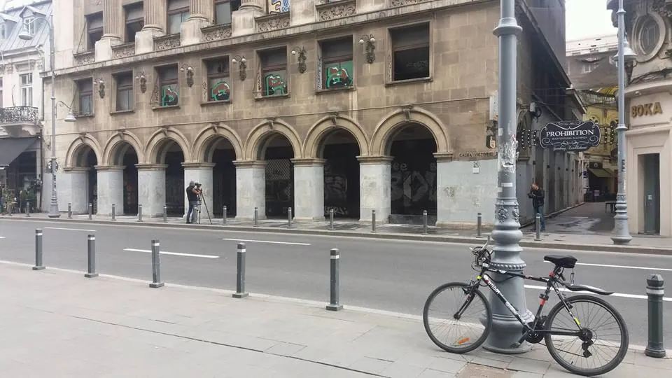 Epopeea clădirilor istorice de pe Calea Victoriei, nou văruite. Cum încearcă muncitorii să le cureţe