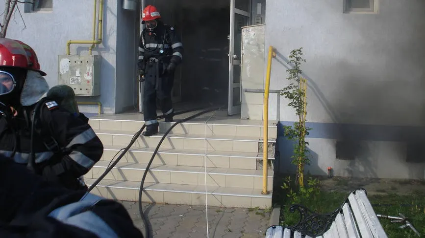 Panică în Brăila! Locatarii unui bloc, evacuaţi de urgenţă în urma unui incendiu provocat