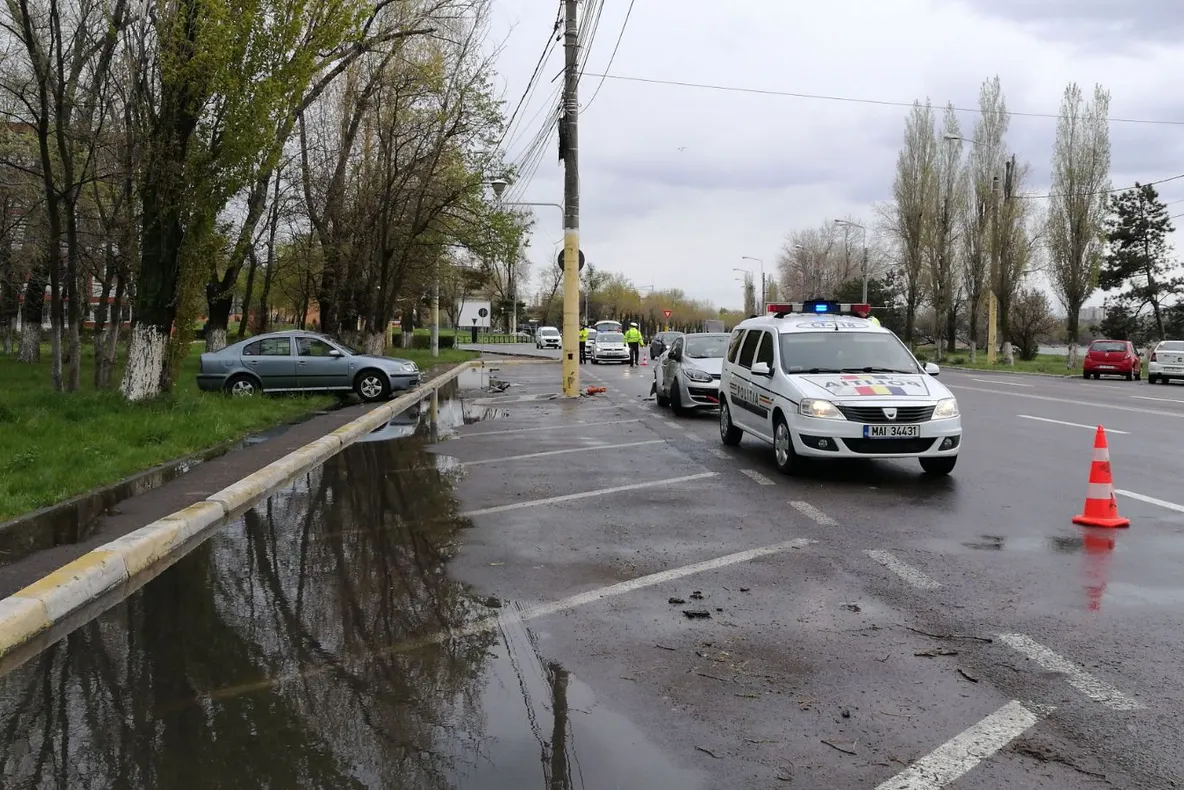 Accident la malul mării. Două maşini s-au ciocnit în staţiunea Mamaia: 4 răniţi