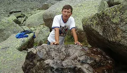 A găsit un meteorit de 17 tone în țarcul oilor. După ce piatra a dispărut, a făcut ceva de necrezut