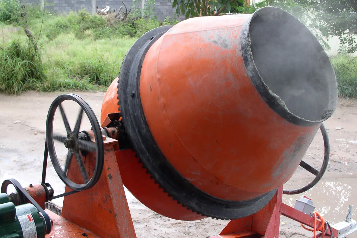 Şocant! O fetiţă de 3 ani a murit, după ce a căzut într-un mixer de ciment