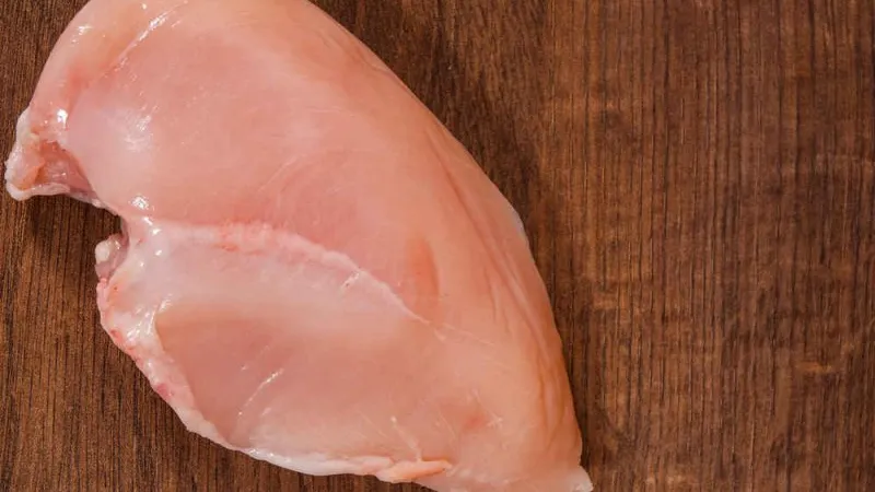 Mare atenţie! Ai cumpărat piept de pui şi are pe el o linie albă? Iată de ce nu trebuie să-l consumi